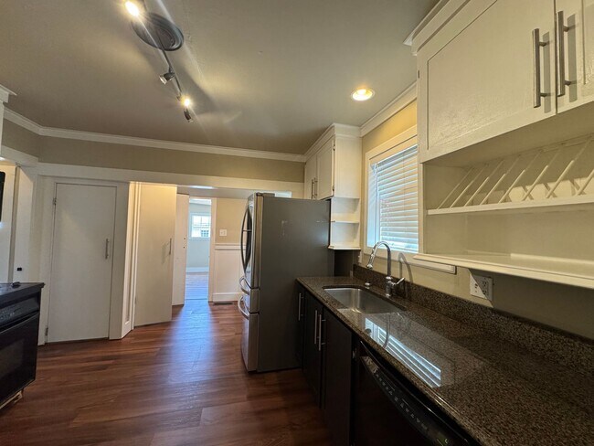 Building Photo - Very Nice 2 bedroom Point Defiance Cottage!