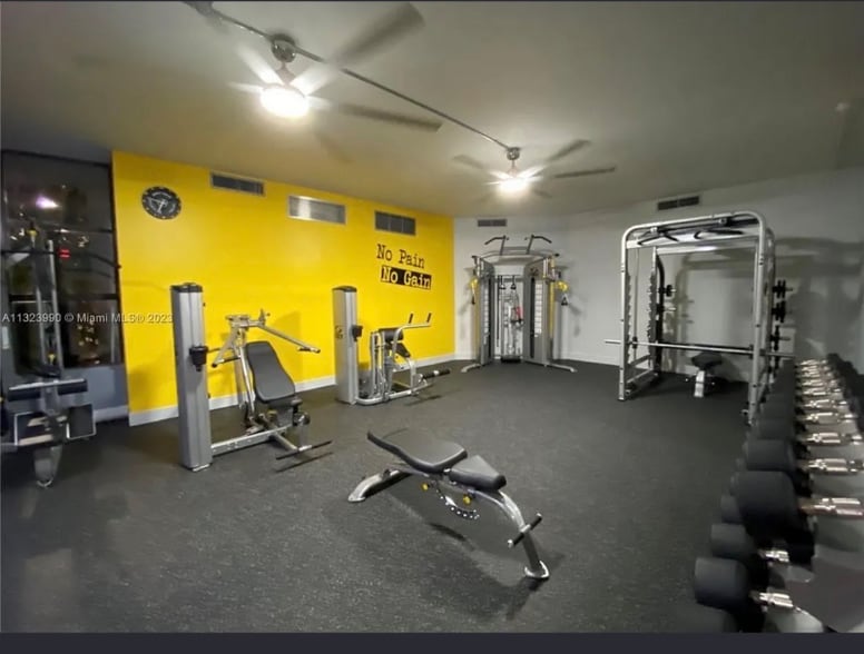 Building Photo - 1000 Parkview Dr