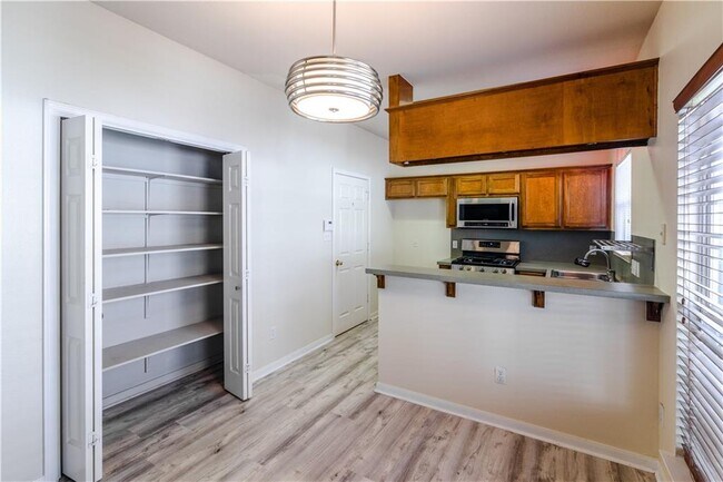 Building Photo - 105 Bluejay Cove