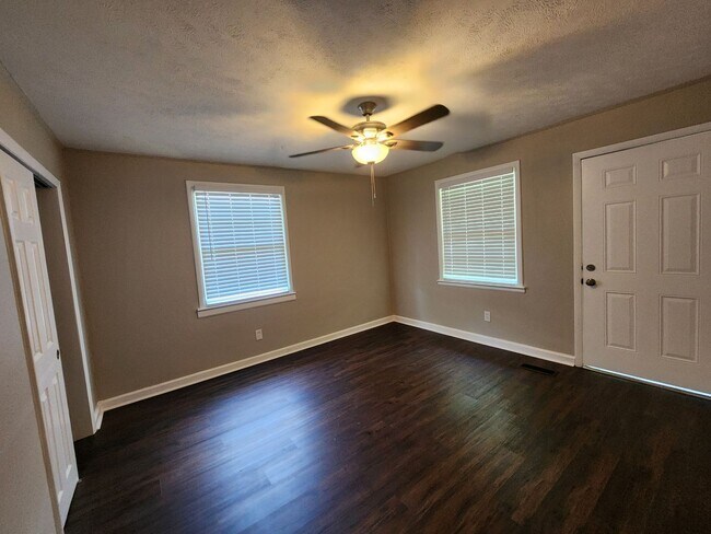 Building Photo - 3 Bedrooms 1.5 Baths Carport - Midtown