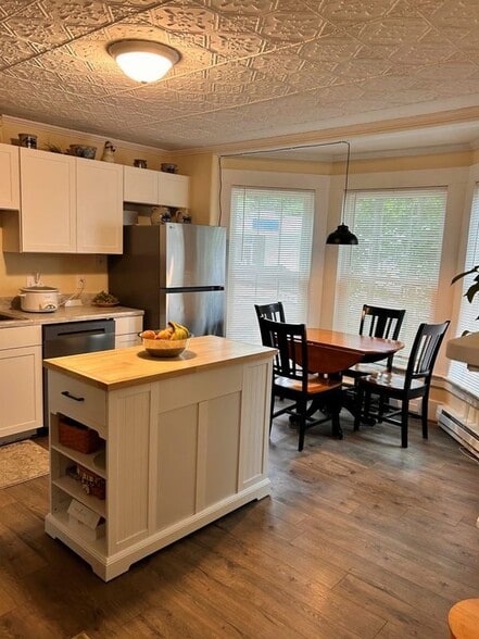 Building Photo - 565 White Mountain Hwy