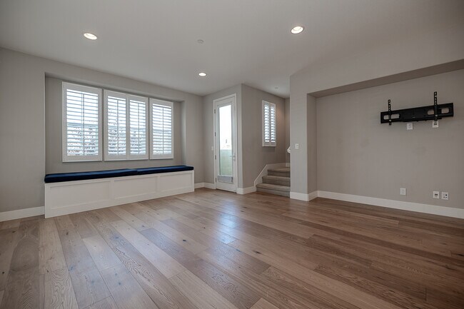 Building Photo - 196 E Main Ave