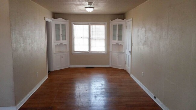Building Photo - $0 First Month's Rent / $0 Deposit at Move-in