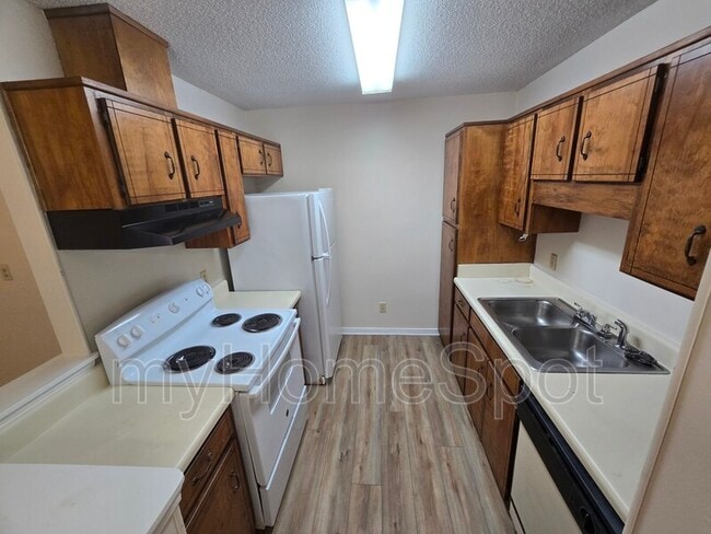 Building Photo - 8430 Country Walk Dr