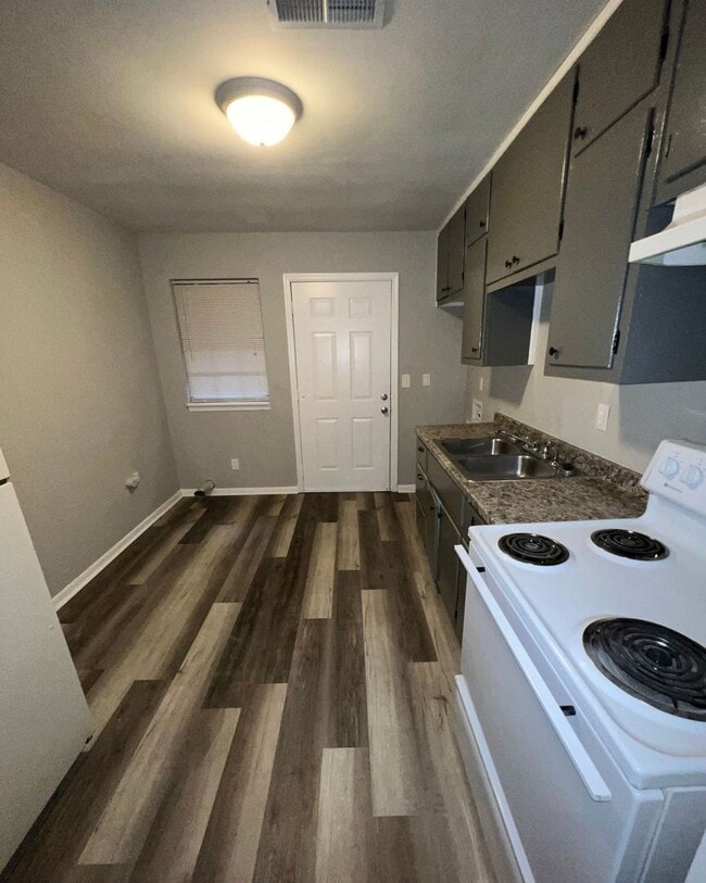 Building Photo - 2 Bedroom / 1 Bath Carrollton Apartment - Updated!