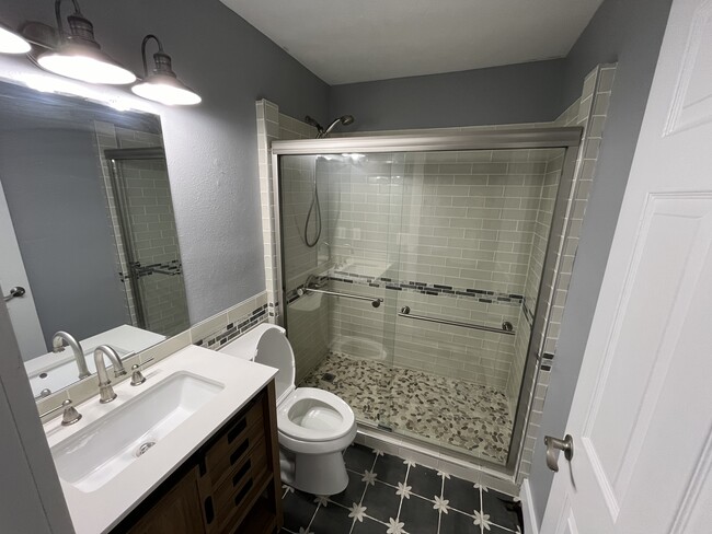Building Photo - 6219 Poinciana Dr