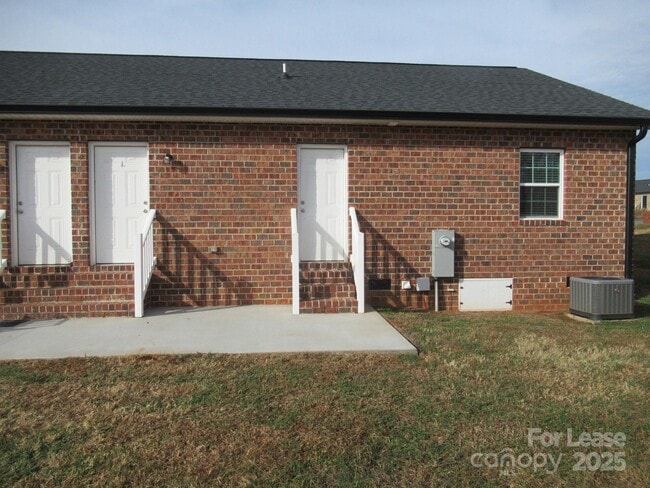 Building Photo - 143 Glen-Gar Dr