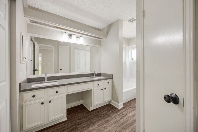 Building Photo - 909 Littleport Ln