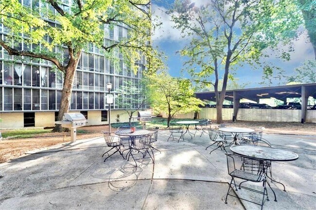 Building Photo - 3060 Pharr Ct N Northwest