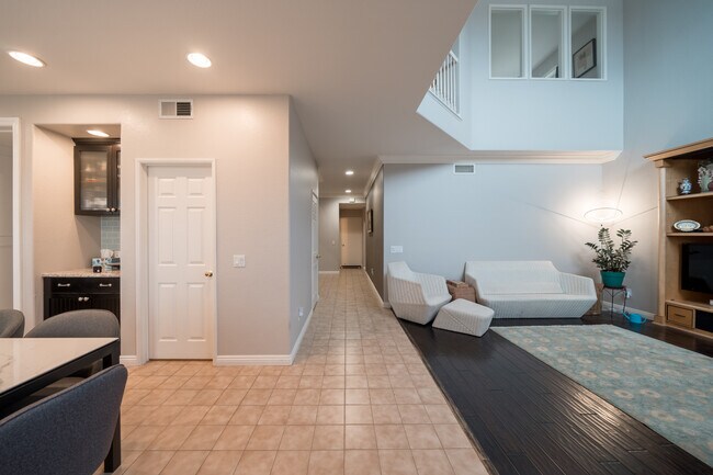 Building Photo - 6655 Hollycrest Ct