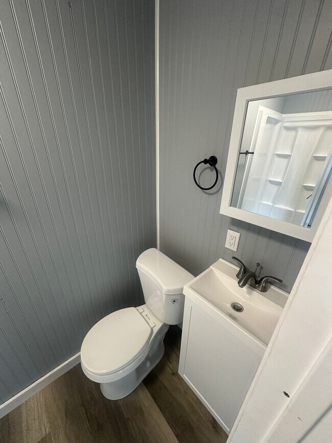 Building Photo - 4 Bed / 2 Bath Fully Updated Home on Corner Lot!