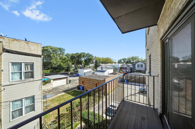 Building Photo - 2615 W Foster Ave