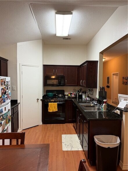 Building Photo - 933 Crested Point Dr