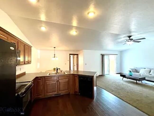 Building Photo - Beautiful 3 bedroom 2 1/2 bath townhouse in 4 Corners! Fenced backyard!