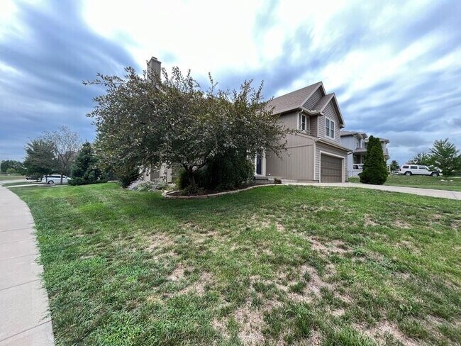 Building Photo - 5 Bedroom, 3 Bathroom California Split Sty...