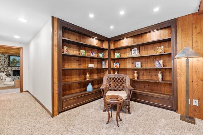 Building Photo - Brilliant Tavern Bay Home