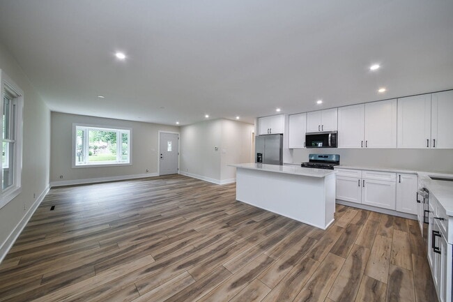 Building Photo - 828 Valley Ln