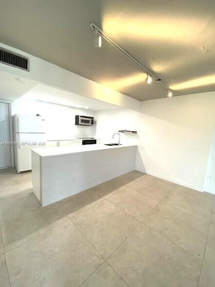 Building Photo - 16410 Miami Dr