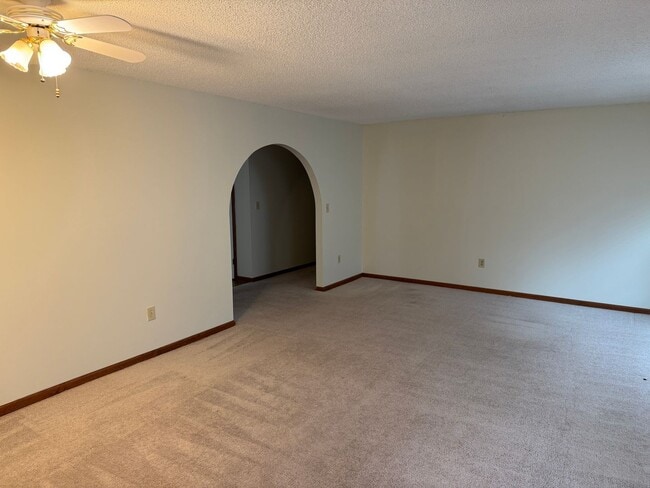 Building Photo - LANDSTOWN MEADOWS_Three Bedroom Ranch