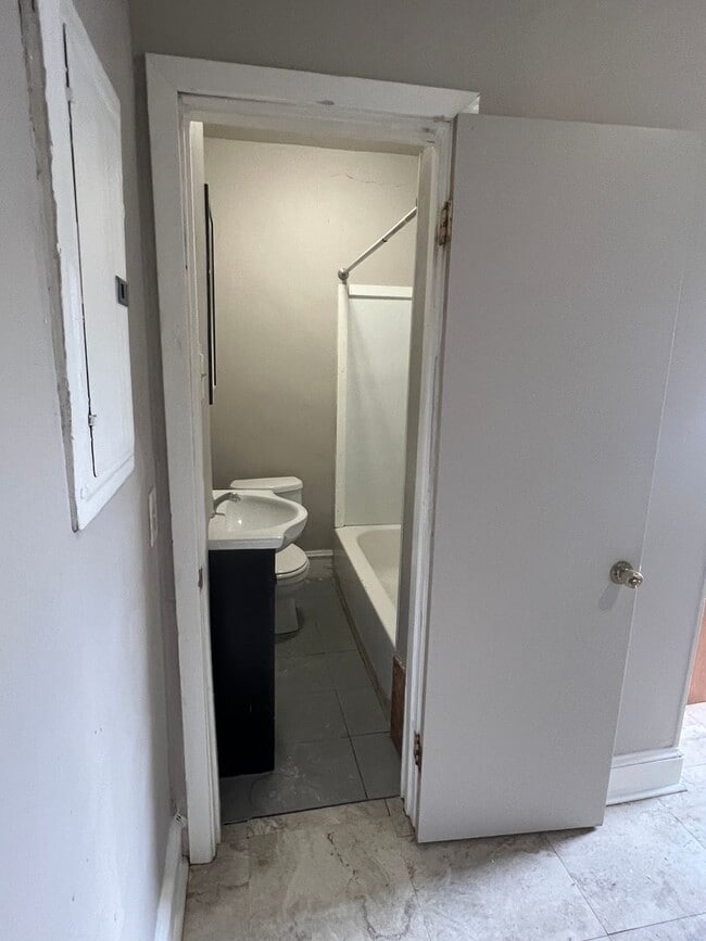 Building Photo - 519 E 9th St