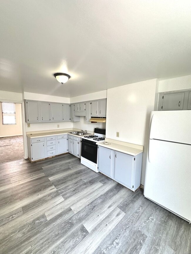 Building Photo - Updated 1 Bed, 1 Bath First Floor Unit in South Side - Private Entrance, Laundry in Basement - Av...