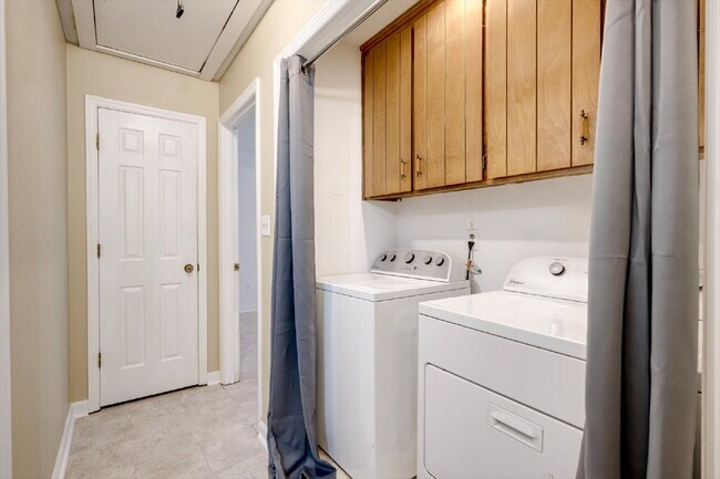 Building Photo - Fully Furnished Home