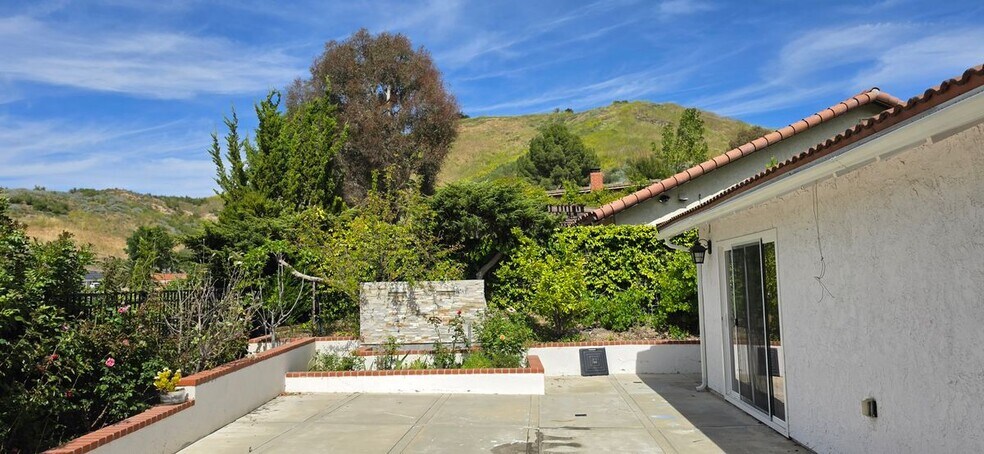 Building Photo - 28915 Hollow Brook Ave