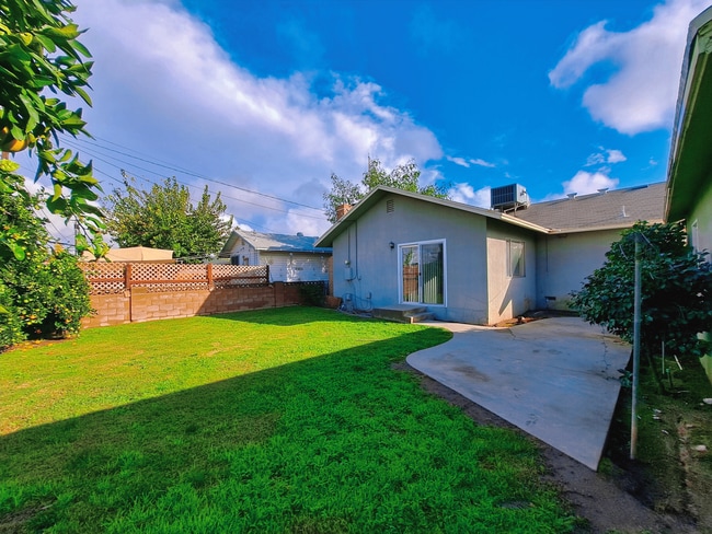 Building Photo - Single-Level 2BR Apartment with Garage in Fresno!