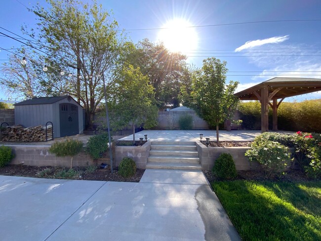 Building Photo - 3 Bedroom Updated Single Story Home Availa...