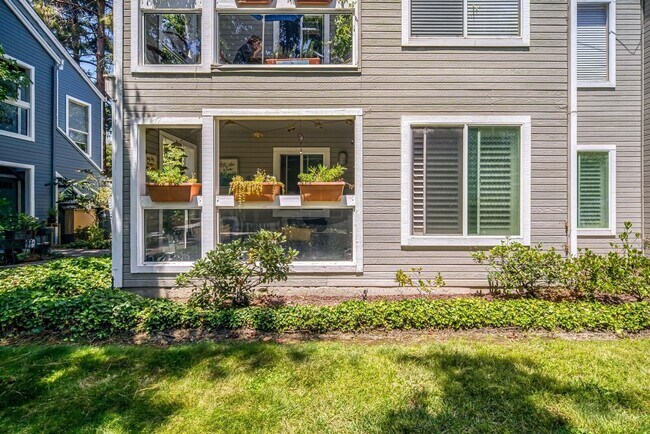 Building Photo - Charming 2-bedroom in Redwood Shores - $3,995/mo