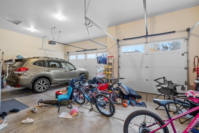 Building Photo - 69 Greenmoor Dr