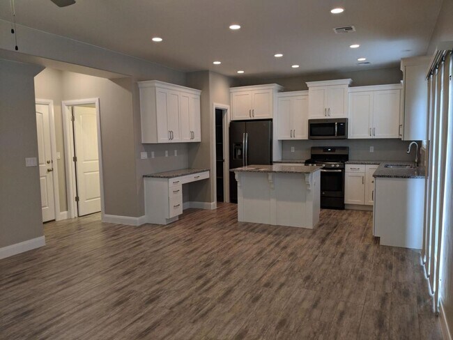Building Photo - Beautiful 3 Bedroom Blackhawk Townhome