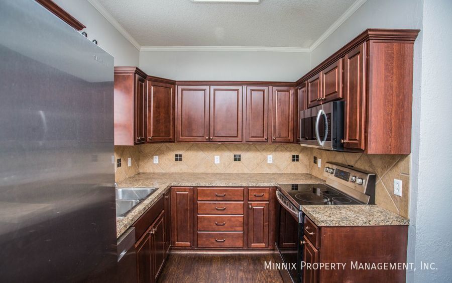 Building Photo - 6125 8th Dr