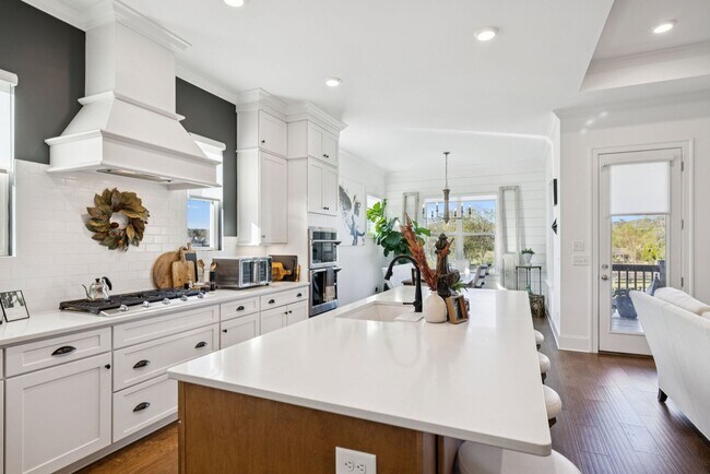 Building Photo - Luxurious living space *Fully furnished an...