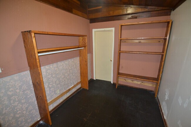 Building Photo - Housing Vouchers Accepted!!!  Location!  Newly updated, 4 bedroom, 2 bath home in historic Beechw...