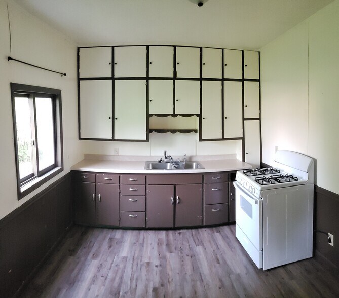 Lots of storage in the kitchen - 514 Conley Ave S