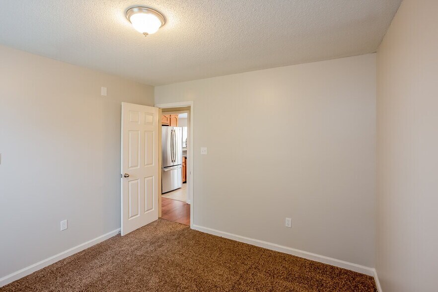 Building Photo - 1800 Sarah Ann Dr W