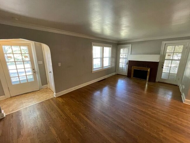 Building Photo - Charming 3 bedroom, 1.5 bathroom home in I...