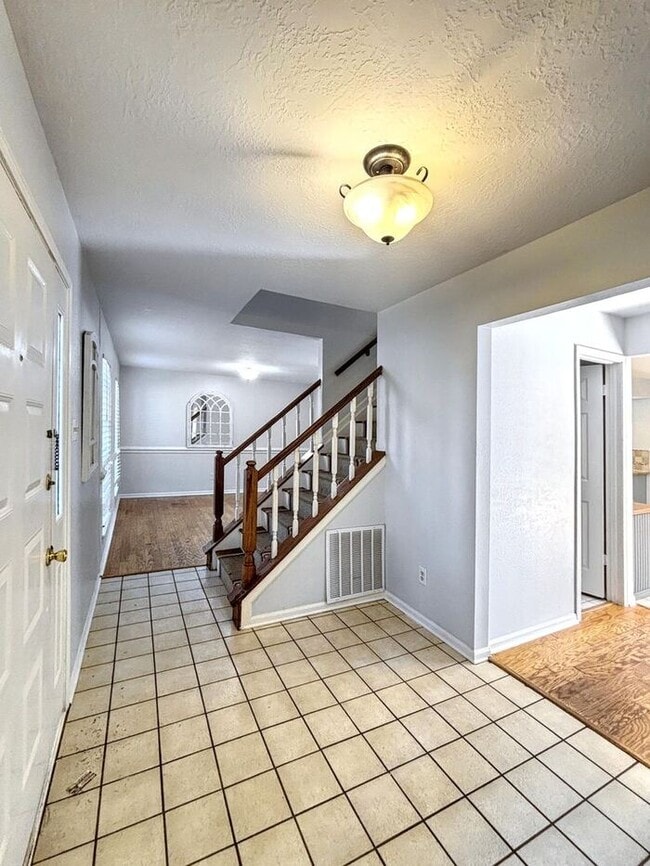 Building Photo - 4330 Meadow Springs Dr