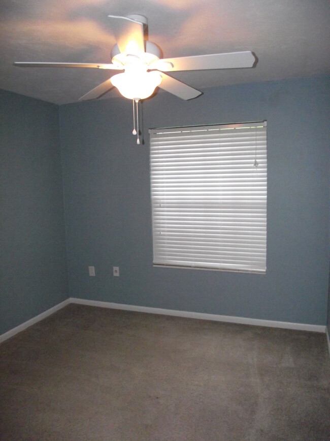Building Photo - 3/2 house in convenient NW location!