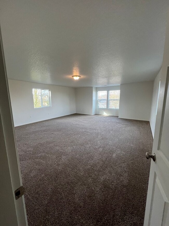 Building Photo - 3-bedroom 2-1/2 bathroom home in Eugene