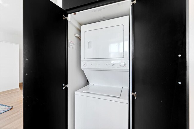 Building Photo - 264 N Walton St