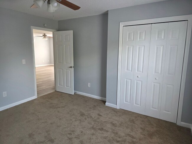 Building Photo - 2 Bedroom 1 Bath Upstairs Unit