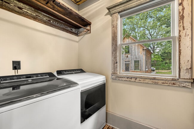 Building Photo - 479 W Park St