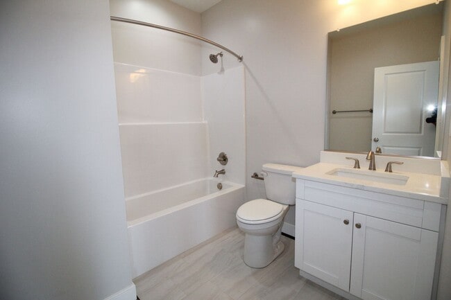 Building Photo - 1704 W Cary St