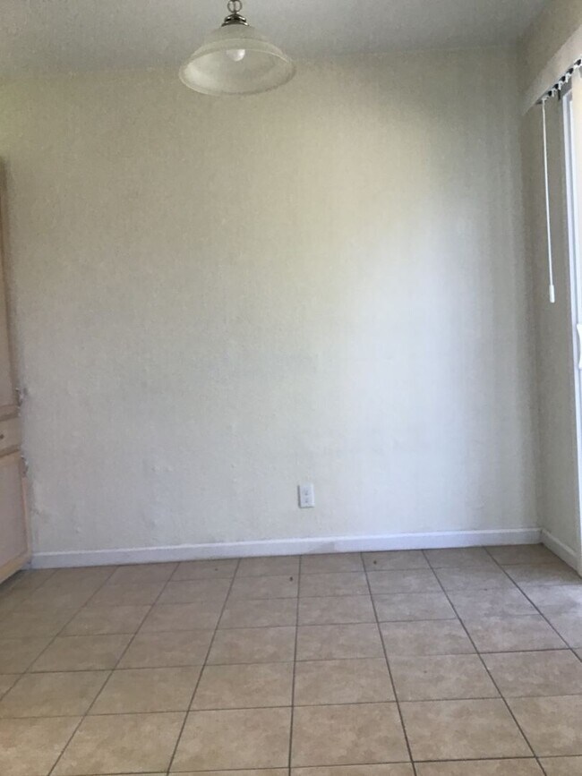 Building Photo - Townhouse Available