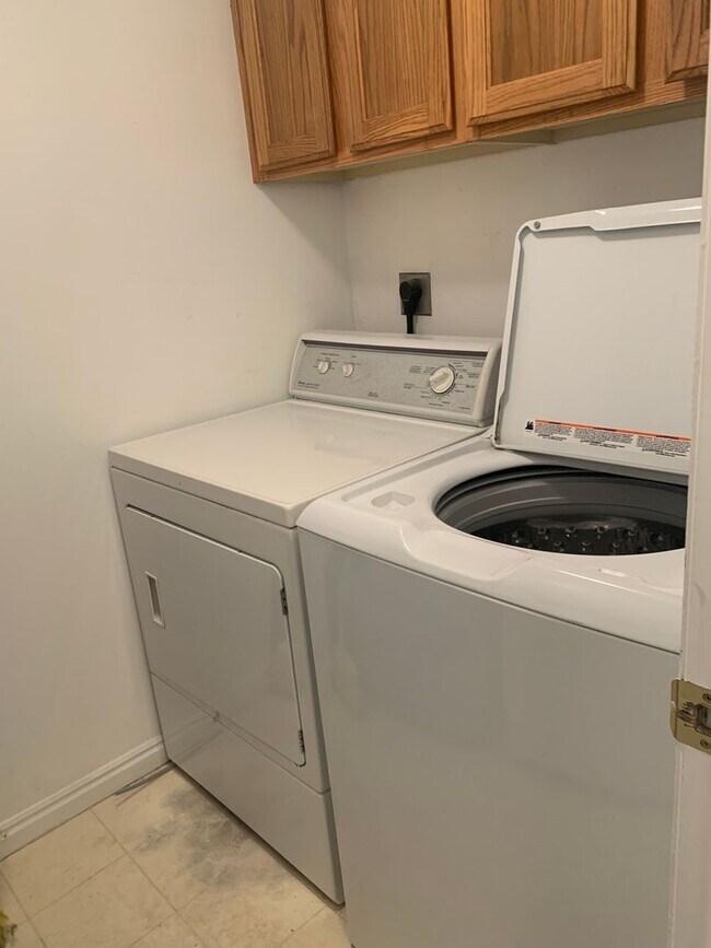 Building Photo - WHOLE APARTMENT available in Santa Barbara Condos for Fall 2027