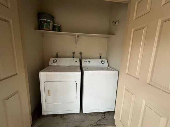 Building Photo - 2 Bedroom, 1 Bath Condo