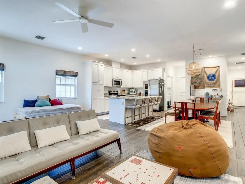 Building Photo - 902 8th Ave NW