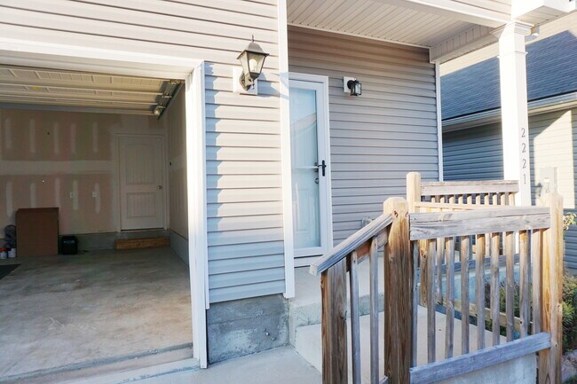 Building Photo - 2221 Silverton Dr